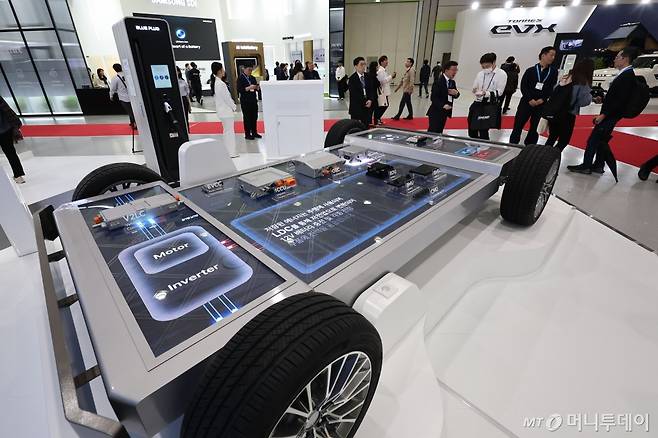 24일 서울 강남구 코엑스에서 열린 '제37회 세계전기차동차 학술대회 및 전시회(EVS37)'에서 전기차 배터리가 전시되어 있다. 2024.04.24. /사진=뉴시스