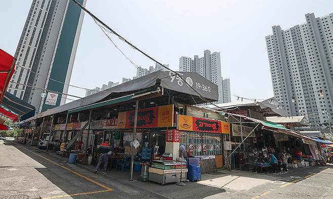 안산시 단원구 안산시민시장 뒤로 고층 아파트들이 보인다.