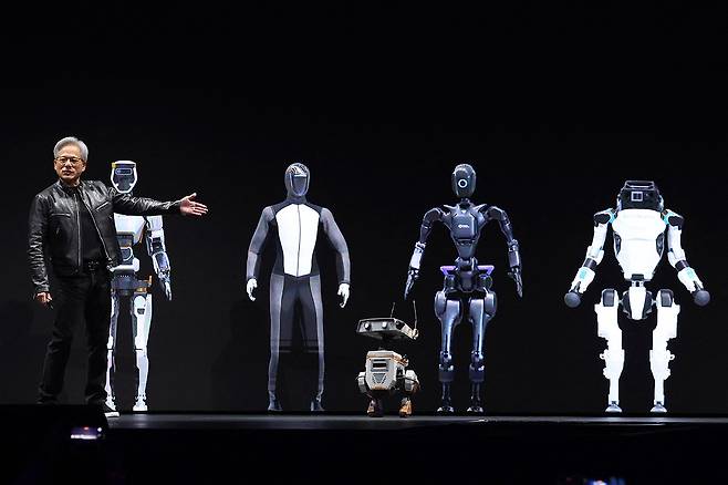 3월18일 젠슨 황 엔비디아 CEO가 미국 캘리포니아주 새너제이에서 열린 ‘GTC 2024’에서 인공지능(AI) 로봇들을 소개하고 있다.ⓒAFP PHOTO