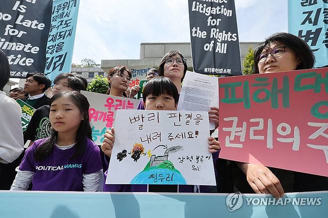기후위기로부터 미래세대를 지켜주세요 (서울=연합뉴스) 임화영 기자 = 청소년기후소송, 시민기후소송, 아기기후소송, 탄소중립기본계획소송 관계자들이 23일 오후 서울 종로구 헌법재판소 앞에서 열린 기후 헌법소원 첫 공개변론 공동 기자회견에서 정부의 기후 위기 대응 부실을 규탄하고 있다.
헌법재판소는 이날 온실가스 감축 목표를 비롯한 정부의 기후 위기 대응 부실이 기본권을 침해한다며 청소년·시민단체·영유아 등이 낸 기후소송 첫 헌법재판 공개변론을 연다. 2024.4.23 hwayoung7@yna.co.kr
