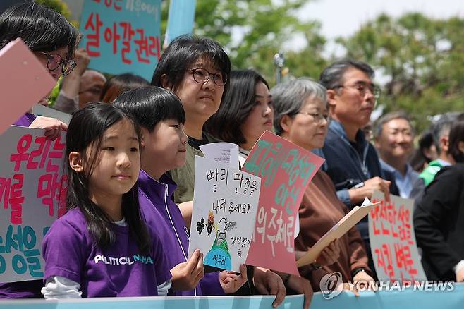 '기후위기 방관 멈춰주세요' (서울=연합뉴스) 임화영 기자 = 청소년기후소송, 시민기후소송, 아기기후소송, 탄소중립기본계획소송 관계자들이 23일 오후 서울 종로구 헌법재판소 앞에서 열린 기후 헌법소원 첫 공개변론 공동 기자회견에서 정부의 기후 위기 대응 부실을 규탄하고 있다.
헌법재판소는 이날 온실가스 감축 목표를 비롯한 정부의 기후 위기 대응 부실이 기본권을 침해한다며 청소년·시민단체·영유아 등이 낸 기후소송 첫 헌법재판 공개변론을 연다. 2024.4.23 hwayoung7@yna.co.kr