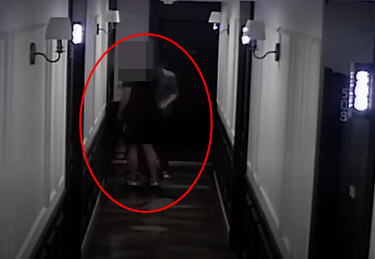 해양수산부 산하 공공기관 연구원이 출장지에서 동료 직원을 성폭행하는 사건이 발생했다. 사진은 가해자가 호텔 직원에게 거짓말을 한 뒤 피해자의 객실로 들어가는 모습. JTBC 캡처