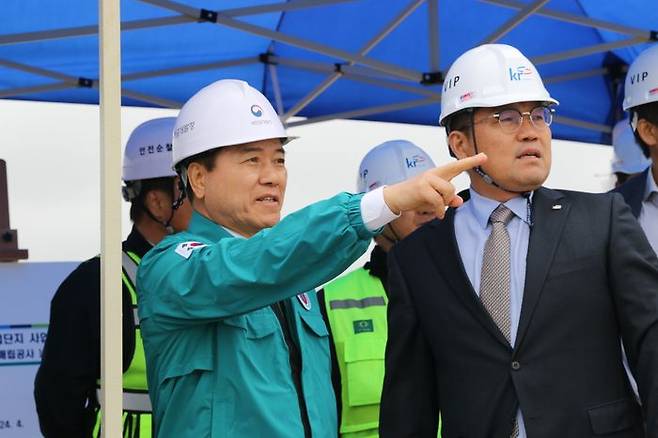 김경안 새만금개발청장은 새만금에 몰려드는 기업 유치에 필요한 산업 용지를 차질 없이 확보하기 위해, 새만금 국가산단 3·7·8공구 매립공사 추진 현황을 점검했다.ⓒ새만금청