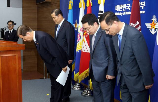2014년 8월4일 오후 한민구 국방부 장관이 서울 용산구 국방부 브리핑룸에서 육군 28사단 윤일병 사망사건과 관련해 대국민 발표문을 읽은 뒤 고개 숙이고 있다. 김태형 기자 xogud555@hanik.co.kr