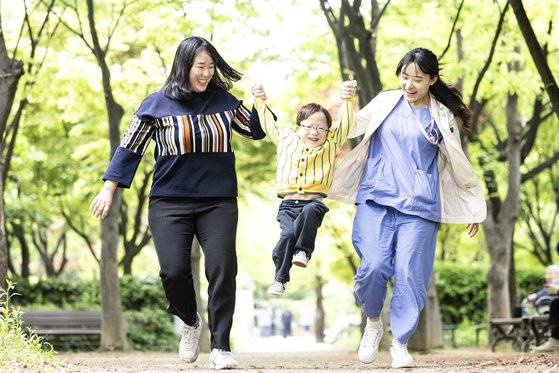 23주 이른둥이 장이산군이 엄마 김재인씨(왼쪽), 삼성서울병원 양미선 교수와 병원 뜰에서 즐거운 시간을 보내고 있다. 김경록 기자