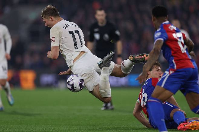 크리스털 팰리스 태클에 걸린 라스무스 회이룬. 연합뉴스