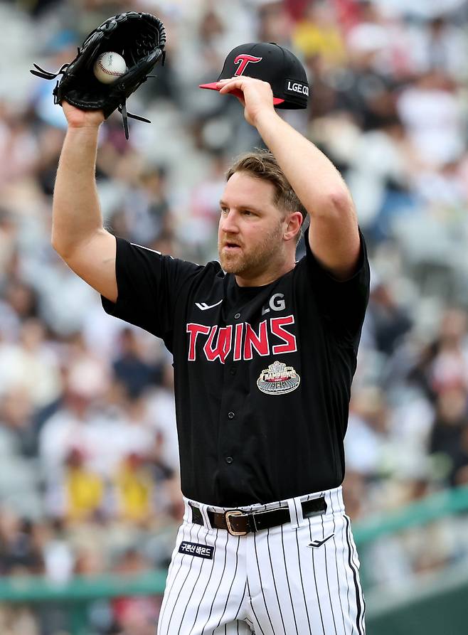 2024 프로야구 SSG랜더스와 LG트윈스의 더블헤더 1차전 경기가 21일 오후 인천SSG랜더스필드에서 열렸다. 1회말 2사 1,2루 하재훈에게 2타점 적시 2루타를 허용한 엔스가 땀을 닦고 있다. 인천=김민규 기자