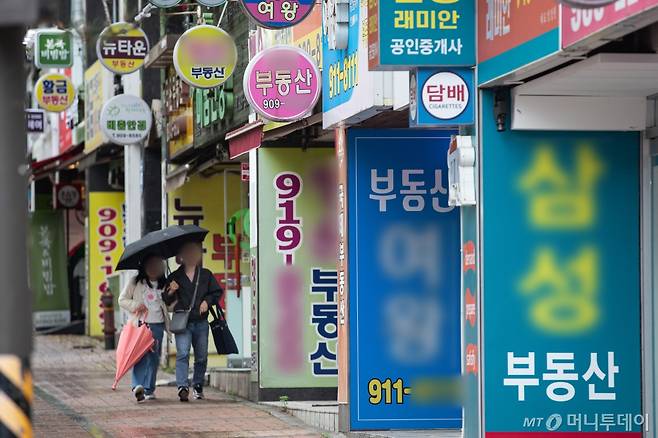 (서울=뉴스1) 유승관 기자 = 서울 아파트 전세가격이 고공행진을 이어가고 있는 가운데 서울 강북지역 공인중개사 사무소 밀집지역 모습. 한국부동산원이 발표한 4월 다섯째 주(29일 기준) '주간 아파트가격 동향'에 따르면 이번 주 서울 아파트 전셋값은 전주 대비 평균 0.07% 상승한 것으로 나타났다. 지난해 5월 넷째 주 상승으로 돌아선 서울 아파트 전셋값은 이번 주까지 50주 연속 오름세다. 2024.5.7/뉴스1 Copyright (C) 뉴스1. All rights reserved. 무단 전재 및 재배포, AI학습 /사진=(서울=뉴스1) 유승관 기자