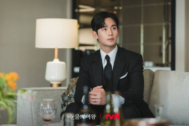 드라마 ‘눈물의 여왕’ 극 중 3피스 정장을 착용한 배우 김수현. 사진 제공=tvN
