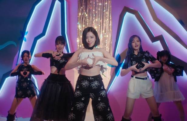 하이브 사태 불똥이 엉뚱하게 아이브에게 튀었다. 신곡 ‘해야’ 뮤직비디오를 놓고 중국 누리꾼들이 “중국풍”이라고 비난하며 악플을 쏟아내고 있다. 사진 | 스타쉽엔터테인먼트