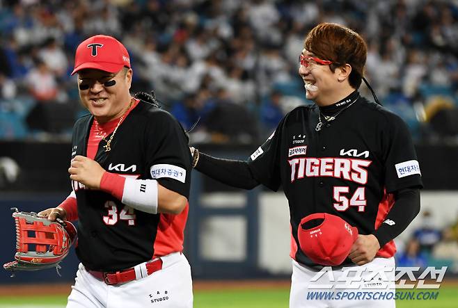 8일 대구 삼성라이온즈파크에서 열린 삼성 라이온즈와 KIA 타이거즈의 경기. 5회말 2사 1루 삼성 김재상 타구를 잡아준 KIA 좌익수 최형우를 양현종이 기다리고 있다. 대구=박재만 기자 pjm@sportschosun.com/2024.05.08/