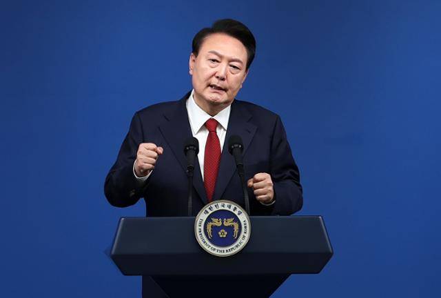 윤석열 대통령이 9일 용산 대통령실 청사 브리핑룸에서 열린 취임 2주년 기자회견에서 취재진의 질문에 답하고 있다. 윤 대통령의 기자회견은 2022년 8월 취임 100일 기자회견 이후 1년 9개월 만이다. 뉴스1
