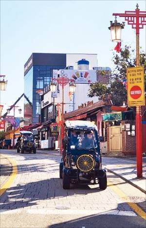 인천을 방문한 수학여행단 학생들이 개항장~차이나타운~동화마을을 순환하는 전동차 투어를 하고 있다. 인천관광공사 제공