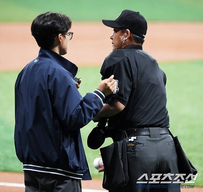 26일 서울 고척스카이돔에서 열린 키움 히어로즈와 삼성 라이온즈의 경기. 김준희 구심이 ABS 장비를 점검하고 있다. 고척=박재만 기자 pjm@sportschosun.com/2024.04.26/