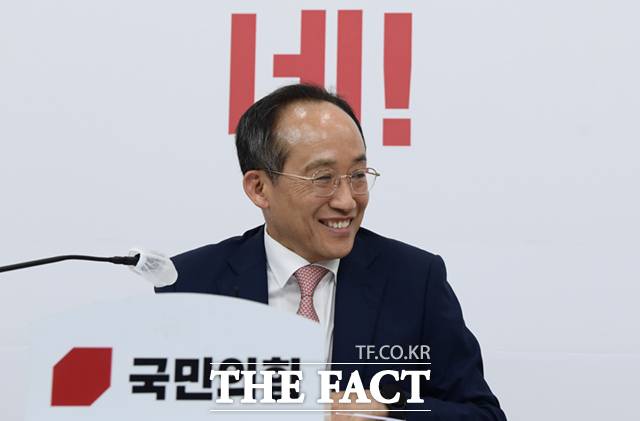 추경호 국민의힘 신임 원내대표가 9일 오후 서울 여의도 국회 원내대표실에서 기자간담회를 하고 있다. 추 원내대표는 "중요한 현안 등 결정적인 사안에 대해서는 당론으로 모아야 한다"며 채상병 특검법 재의결 시 이탈표 관리에 나서겠다는 의사를 시사했./이새롬 기자