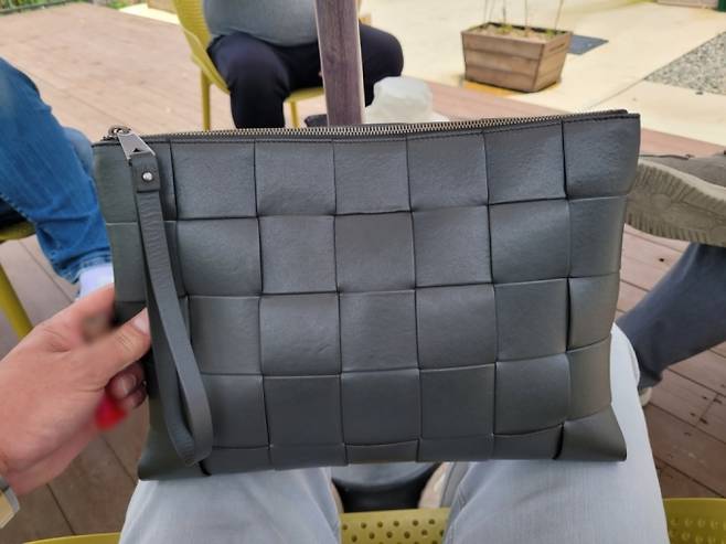 A씨가 3년 전 구매했던 300만원짜리 보테가베네타 클러치백. 겉감과 안감이 분리돼 AS를 문의했지만 불가능하다는 답변을 받았다. /사진=독자제공