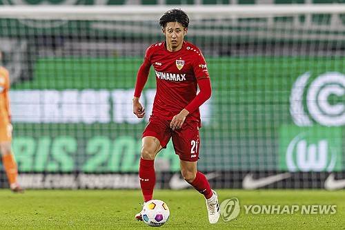 독일 바이에른 뮌헨이 김민재 대신 일본 출신 센터백 이토 히로키 영입을 고려 중이다. 에슬링게르차이퉁, 슈투트가르터 나흐리히텐 등 복수의 지역지는 10일 뮌헨과 보루시아 도르트문트 등이 이토 영입에 관심을 보이고 있다고 전했다. 이토는 센터백 뿐만 아니라 레프트백도 소화할 수 있는 멀티플레이어다. 바이아웃은 3000만 유로, 우리 돈 440억 정도로 저렴해 뮌헨이 전액을 지불하고 데려오겠다는 계획인 것으로 보인다. 연합뉴스