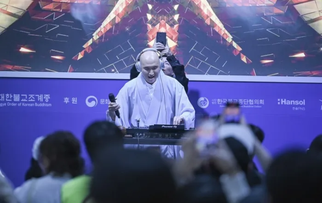 ‘뉴진스님’으로 활동 중인 개그맨 윤성호. 2024서울국제불교박람회 사무국