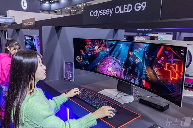 지스타 2023 오디세이 체험존에서 오디세이 'OLED G9'을 체험하는 모습. (삼성전자 제공)