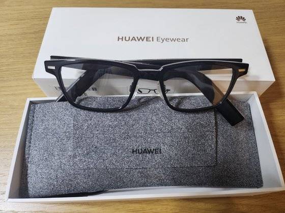 화웨이가 지난해 국내에서 출시한 스마트 글라스 아이웨어. 박스를 열면 안경과 안경 케이스, 충전 잭이 함께 들어있다. 박해리 기자
