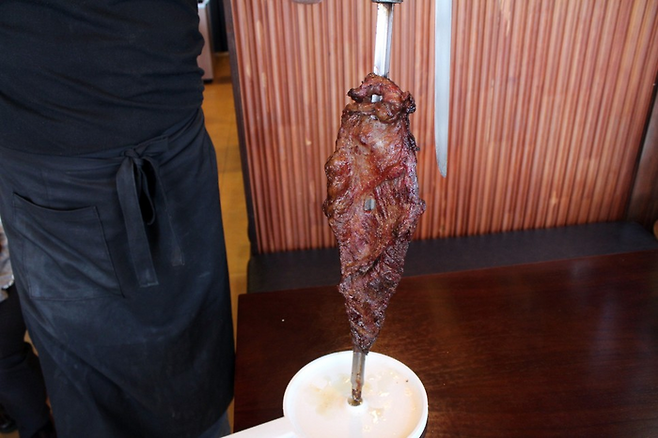 셰프가 직접 나와 고기를 잘라준다. / 사진=정세윤 여행+ 기자