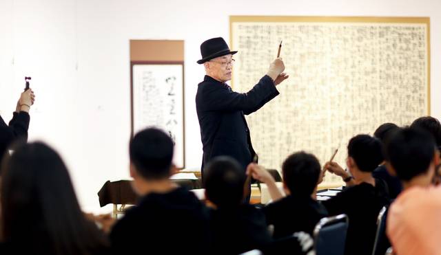 서예가 한곬 현병찬 선생이 마을 인근 학생들에게 서예도구 사용법을 알려주고 있다. 제주=김원철 프리랜서 기자, 제주현대미술관