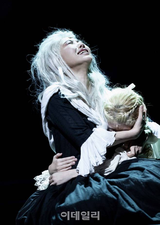 뮤지컬 ‘마리 앙투아네트’에서 주인공 마리 앙투아네트 역을 맡은 배우 이지혜의 공연 장면. (사진=EMK뮤지컬컴퍼니)