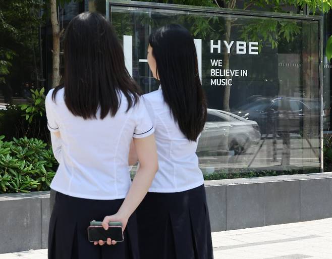 어도어, 31일 임시주총 (서울=연합뉴스) 한상균 기자 = 10일 서울 용산 하이브 사옥 모습. 이날 어도어는 이사회에서 민희진 대표의 해임 여부를 결정하는 임시주주총회를 오는 31일 열기로 결의했다. 2024.5.10 xyz@yna.co.kr (끝)