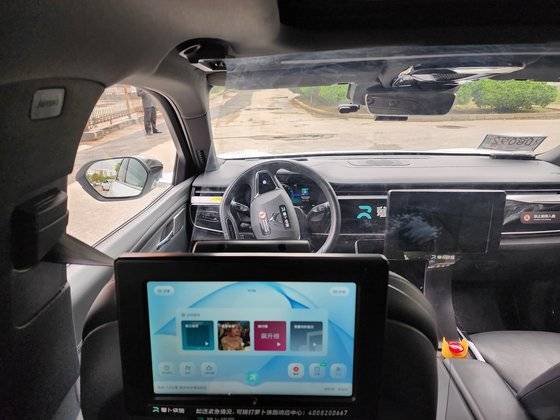 중국 IT기업 바이두(百度·Baidu)의 자율주행 택시 뤄보콰이파오(蘿卜快?·영문명 Apollo Go)가 운행 중인 내부 모습. 운전석은 비었지만 핸들이 자유자재로 움직이고 있다. 이도성 특파원