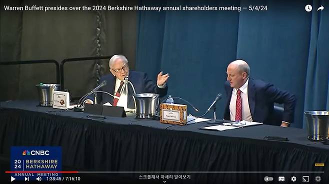 4일 열린 주총에서 워런 버핏 회장(왼쪽)이 그레그 아벨 벅셔 부회장과 함께 주주들의 질문에 답하고 있다. 이날 그는 자신의 뒤를 이을 차기 최고경영자(CEO)로 아벨 부회장을 공식 지명했다. 사진=CNBC 캡처