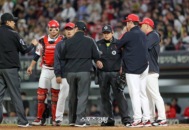 KIA 이범호 감독(오른쪽)이 지난 10일 광주 SSG전에서 8회초 SSG 타자 주자 에레디아의 3피트 위반 수비방해 여부를 심판진에 문의하고 있다. KIA 타이거즈 제공