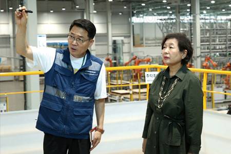 현정은 현대그룹 회장이 2023년 7월 충주 스마트 캠퍼스 제1공장 내부를 둘러보고 있다.