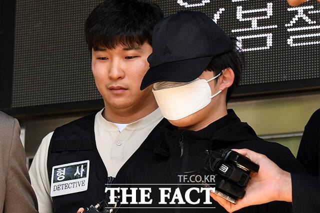 여자친구를 흉기로 살해한 의대생 최모 씨가 14일 오전 서울 서초경찰서에서 서울중앙지검으로 송치되고 있다. /임영무 기자