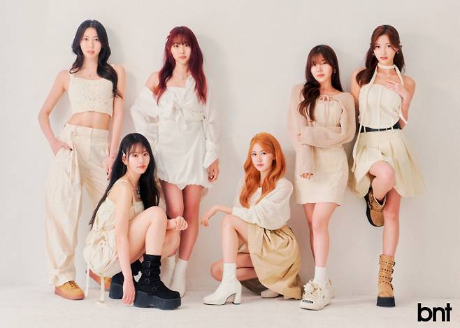 엘바 톱은 올리브데올리브, 팬츠는 리얼미 어나더 미, 슈즈는 나이키, 하나 원피스는 라티젠, 주얼리는 디어브릴, 리리카 셔츠는 리얼미 어나더 미, 스커트는 올리브데올리브, 네크리스는 디어브릴, 아라 톱은 올리브데올리브, 스커트는 플라스틱 아일랜드, 헤어핀은 해수엘, 나유 톱은 플라스틱 아일랜드, 원피스는 SY2C, 네크리스는 해수엘, 로나 톱은 제이블린, 스커트는 SY2C 제품.