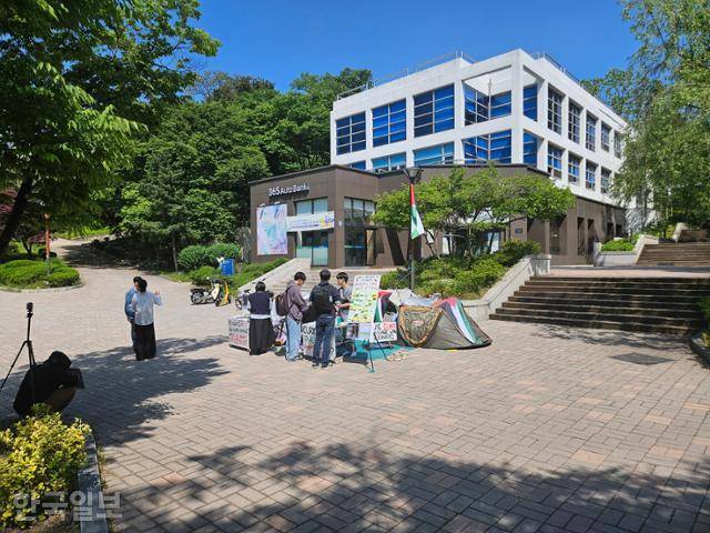 13일 오후 서울대 관악캠퍼스 자하연 앞에서 교내 팔레스타인 연대 동아리 수박 측이 텐트 농성을 벌이고 있다. 오세운 기자