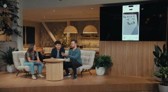 미라 무라티 오픈AI 최고기술책임자(CTO·왼쪽부터)와 엔지지어들이 13일(현지시간) ‘GPT-4o’(GPT-포오)를 공개하고 새로운 AI모델로 종이에 쓴 방정식을 푸는 시연을 하고 있다. 오픈AI 홈페이지 캡처