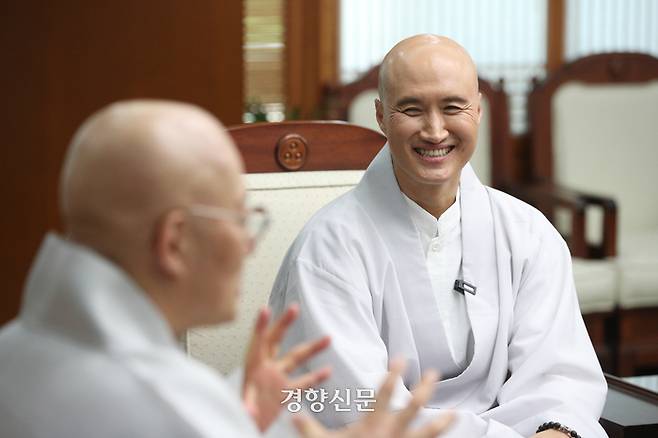 ‘뉴진스님’으로 활동 중인 개그맨 윤성호와 조계종 총무원장 진우스님이 지난달 30일 서울 종로구 한국불교역사문화기념관에서 간담회를 갖고 덕담을 나누고 있다. 성동훈 기자