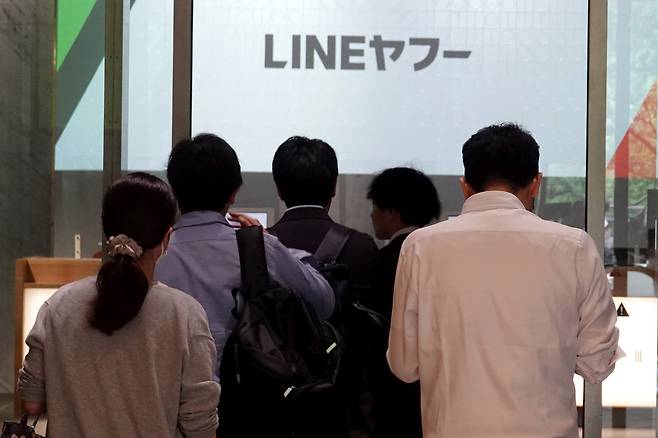 5월9일 라인야후가 입주해 있는 일본 도쿄 소재 한 빌딩에 사람들이 들어가고 있다. ⓒ연합뉴스