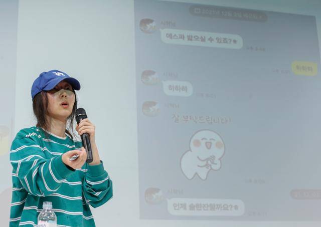 뉴진스 등을 기획해 K팝 시장을 쥐락펴락하던 민희진 어도어 대표는 기자회견에서 '일하는 여성'의 이미지를 부각했다. "난 일밖엔 관심이 없다"며 약 8만 원대의 초록색 줄무늬 티셔츠를 입고 머리는 질끈 묶고 나왔다. 민희진 대표가 지난달 25일 연 기자회견에서 하이브가 제기한 경영권 탈취 의혹을 반박하는 모습. 뉴스1