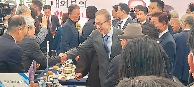 이명박 전 대통령이 시민들과 반갑게 악수를 나누고 있다.