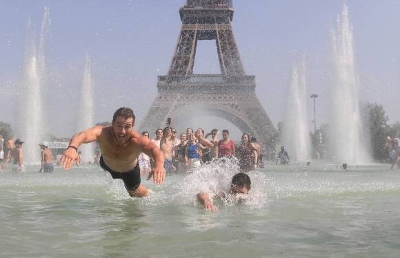 2023년 여름은 지난 2000년 동안의 여름 중 가장 더웠다는 연구 결과가 나왔다. 기후변화가 인간과 자연에 미치는 영향은 점점 심각한 수준에 이르고 있다. 2022년 7월 낮 기온이 40도를 훌쩍 넘으면서 프랑스 파리 시민들이 에펠탑 앞 분수대에 뛰어들고 있는 모습. 서울신문 DB