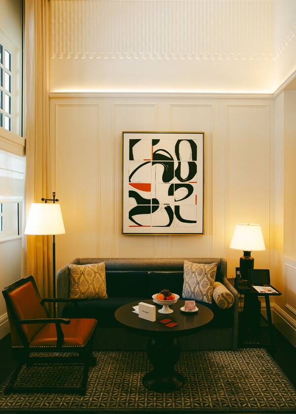 온종일 머물고 싶은 팜 코트 스위트의 거실. 래플스가 선사하려는 휴식의 의미를 이해하게 된다