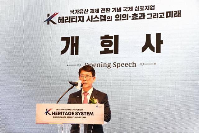 최응천 문화재청장이 16일 오전 서울 중구 웨스틴조선에서 국가유산청 출범을 맞아 국가유산 체계의 변화와 의의를 소개하기 위해 열린 ‘K-헤리티지 시스템의 의의·효과 그리고 미래’ 국제 심포지엄에서 개회사를 하고 있다. 문화재청 제공