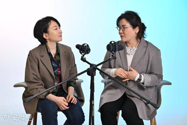 고선규 박사는 자살 사별자들에게 “어쩔 수 없었던 그 상황에 있었던 자신을 연민하고 위로하는 게 필요하다”고 말했다. 고 박사가 지난달 서울 중구 한국일보사에서 김지은(왼쪽) 기자와 인터뷰를 하고 있다. 정다빈 기자