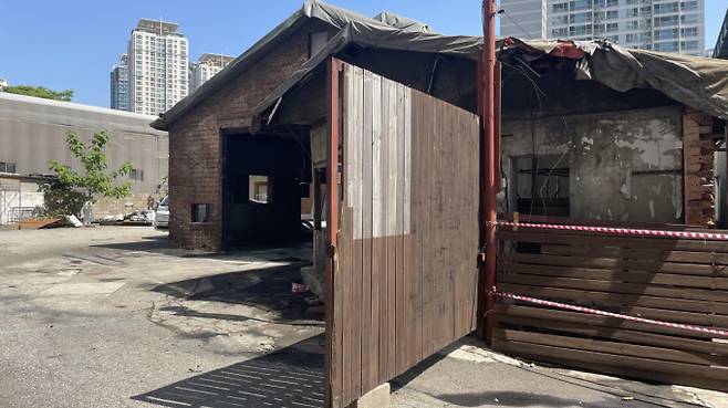 신용산역 북측1구역 조합은 지난 16일 시공사 선정을 위한 재입찰을 진행한 결과 시공능력 8위 롯데건설이 유일하게 입찰참여 의향서를 제출했다. 신용산역 북측1구역은 대통령실과 미군 용산기지 인근에 위치하고, 용산국제업무지구 개발에도 심각하게 노후화된 환경을 보여주고 있다. /사진=김노향 기자