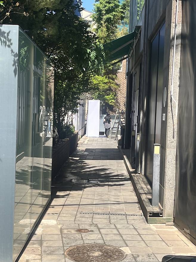 서울 강남 신사동 640-2에 위치한 무신사 엠프티 압구정 베이스먼트. 좁은 골목 끝에 보이는 것이 매장으로 향하는 계단이다. 박병국 기자.