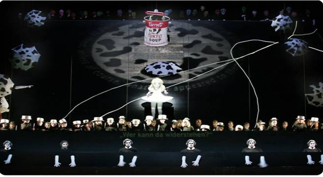 비유럽인이지만 진은숙은 ‘로컬리즘’이 아닌 ‘세계적 보편성’에 승부를 걸었다. 루이스 캐럴 원작을 바탕으로 한 진은숙의 오페라 ‘이상한 나라의 앨리스’.