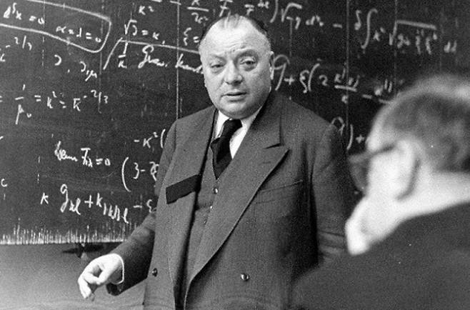 양자역학을 체계화한 물리학자로 1945년 노벨 물리학상을 받은 볼프강 파울리. 파울리에게 영감을 받아 진은숙이 대본을 쓰고 작곡한 오페라 ‘다크 사이드 오브 더 문’은 내년 5월 18일부터 독일 함부르크 오페라에서 켄트 나가노의 지휘로 4회 초연될 예정이다