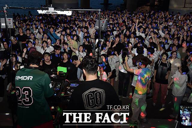 한강 무소음 DJ 파티가 18일 오후 서울 여의도 한강공원 마포대교 하부에서 열린 가운데 시민들이 무선 헤드셋으로 음악을 들으며 즐거운 시간을 보내고 있다. /장윤석 기자