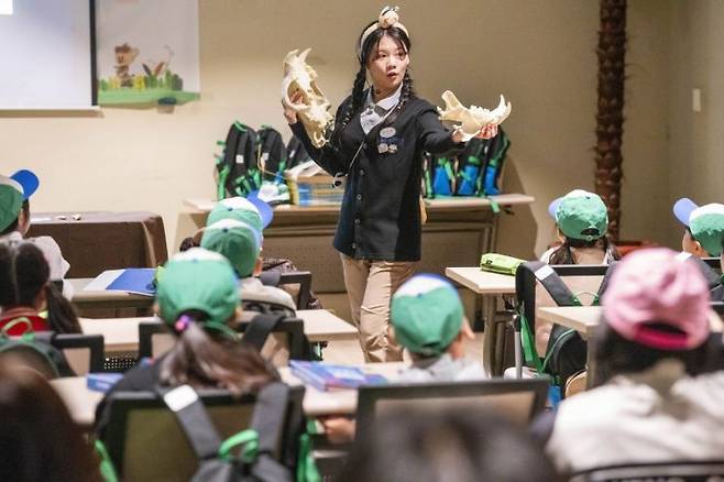 15일 삼성 에버랜드 이큐브스쿨에서 선생님이 참여 학생들에게 호랑이 두개골을 보여주며 설명하고 있다. 사진=삼성물산 제공